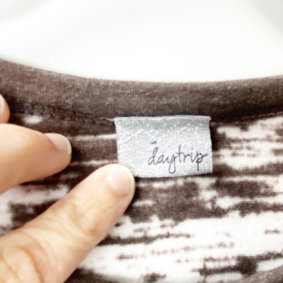 2/$30 Buckle Daytrip Medium Womens Y2K Graphic Koi Fish Burnout Ringer Tee - Picture 5 of 9